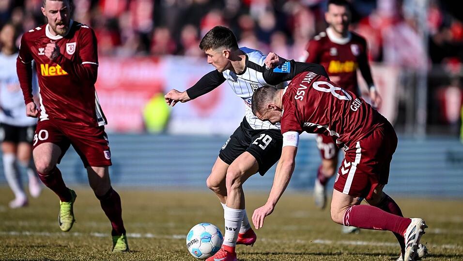 Die Regensburger wurden von Ulms Semir Telalovic (M) abgeschossen.