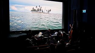 Die Jazz-Combo, bestehend aus Jonathan Hofmeister, Alex Bayer und Jan Brill, wird den Film live begleiten.