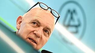 Bernd Neuendorf erwartet von der DFB-Auswahl die direkte Qualifikation für die Fußball-WM 2026. Bernd Neuendorf erwartet von der DFB-Auswahl die direkte Qualifikation für die Fußball-WM 2026.