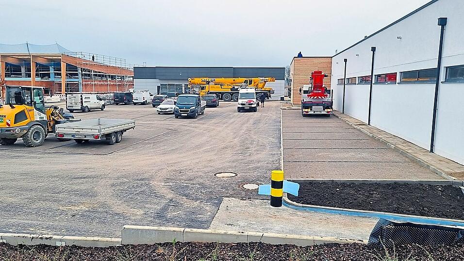 Am Einzelhandelszentrum in der Vilsbiburgerstra&szlig;e wird noch flei&szlig;ig gebaut.