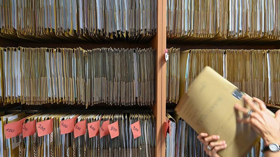 Bayerns Verwaltungsvorschriften geht es weiter an den Kragen - bis Ende des Jahres sollen noch viele Hundert gestrichen werden. (Illustration)