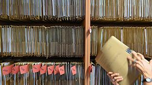 Bayerns Verwaltungsvorschriften geht es weiter an den Kragen - bis Ende des Jahres sollen noch viele Hundert gestrichen werden. (Illustration)