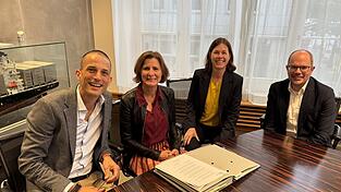 Bei der Übergabe: Zech-Chefin Steffi Hoppenthaler (2.v.l.) mit Vertretern von Igefa. Bei der Übergabe: Zech-Chefin Steffi Hoppenthaler (2.v.l.) mit Vertretern von Igefa.