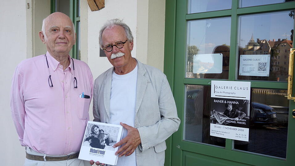 Fotograf Michael Friedel mit Fotojournalist Hans-Michael Koetzle vor der Galerie. Fotograf Michael Friedel mit Fotojournalist Hans-Michael Koetzle vor der Galerie.
