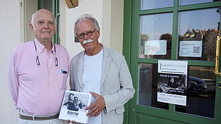 Fotograf Michael Friedel mit Fotojournalist Hans-Michael Koetzle vor der Galerie.
