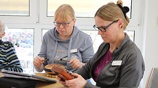 Kathrin Pongratz (links) und Angela Kerscher schlagen sanfte Töne an mit Zungentrommel und Daumenklavier. Den Pflegeheimbewohnern gefällt's: Sie summen, wippen und ja, singen sogar mit. Kathrin Pongratz (links) und Angela Kerscher schlagen sanfte Töne an mit Zungentrommel und Daumenklavier. Den Pflegeheimbewohnern gefällt's: Sie summen, wippen und ja, singen sogar mit.