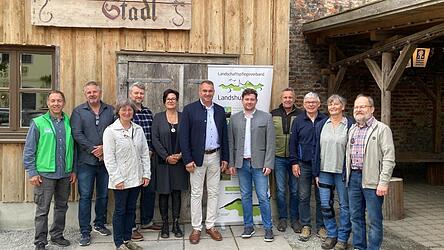 Der Vorstand des Landschaftspflegeverbandes mit Gesch&auml;ftsf&uuml;hrer Tobias Lermer (Vierter von links), Landrat Alfred Holzner und Oberb&uuml;rgermeister Thomas Haslinger (Sechster und Siebter von links)