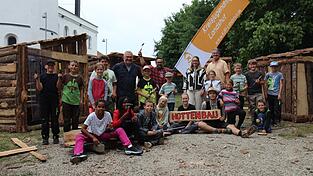 Auf der leeren Wiese bauen fünf Teams ihre Hütten (Bilder oben und links). Das „Bergdorf“ wählt Bürgermeisterin Lea (11). Auf der leeren Wiese bauen fünf Teams ihre Hütten (Bilder oben und links). Das „Bergdorf“ wählt Bürgermeisterin Lea (11).