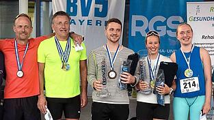 Die Sieger der Moosburger Stadtmeister-Wertung (v.l.): Stefan Hofmair (3. Platz), Slava Zinitch (2.), Luis Köhler (1. Platz), Sara Hofmair (1. Platz) und Paula Meinhardt (3. Platz). Nicht im Bild: Lena Hobmeier (2. Platz). Die Sieger der Moosburger Stadtmeister-Wertung (v.l.): Stefan Hofmair (3. Platz), Slava Zinitch (2.), Luis Köhler (1. Platz), Sara Hofmair (1. Platz) und Paula Meinhardt (3. Platz). Nicht im Bild: Lena Hobmeier (2. Platz).