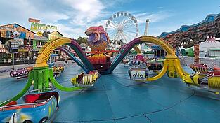 Auf dem Rummelplatz warten Fahrgeschäfte wie das Happy Monster und im Hintergrund das Black Out (neu) und traditionell das Riesenrad. Auf dem Rummelplatz warten Fahrgeschäfte wie das Happy Monster und im Hintergrund das Black Out (neu) und traditionell das Riesenrad.