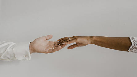 Interkulturelle Liebe kann mit Herausforderungen verbunden sein, aber auch spannend und bereichernd sein.