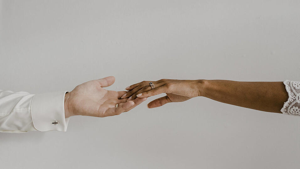 Interkulturelle Liebe kann mit Herausforderungen verbunden sein, aber auch spannend und bereichernd sein. Interkulturelle Liebe kann mit Herausforderungen verbunden sein, aber auch spannend und bereichernd sein.