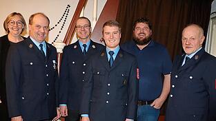 Abschied und Neuaufnahmen: Dienstherrin Bürgermeisterin Raimunda Menzel mit Peter Kalteis, Kommandant Matthias Winner, zweiter Kommandant Lukas Hötzel, Michael Seidl und Johann Bucher. Abschied und Neuaufnahmen: Dienstherrin Bürgermeisterin Raimunda Menzel mit Peter Kalteis, Kommandant Matthias Winner, zweiter Kommandant Lukas Hötzel, Michael Seidl und Johann Bucher.