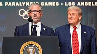 US-Präsident Trump (r) und Olympia-Organisationschef Casey Wasserman