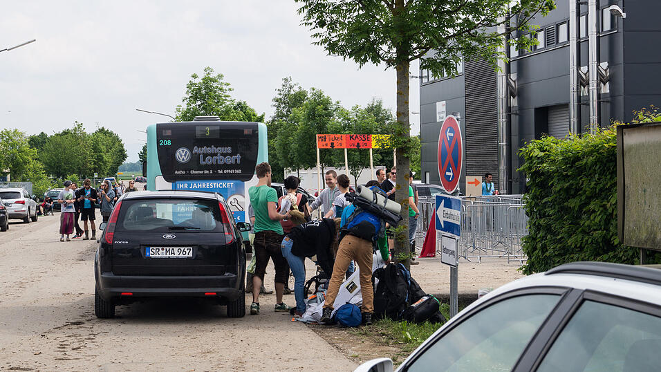 Auf dem Campingplatz lassen es die Pfingst-Open-Air-Besucher richtig krachen, aufgenommen von Regina Hölzel am Freitag. Auf dem Campingplatz lassen es die Pfingst-Open-Air-Besucher richtig krachen, aufgenommen von Regina Hölzel am Freitag.