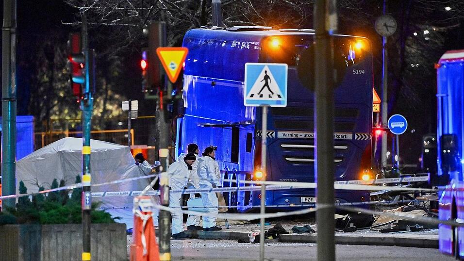 Die Polizei untersucht den verunglückten Bus in Stockholm. Die Polizei untersucht den verunglückten Bus in Stockholm.