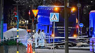 Die Polizei untersucht den verunglückten Bus in Stockholm. Die Polizei untersucht den verunglückten Bus in Stockholm.