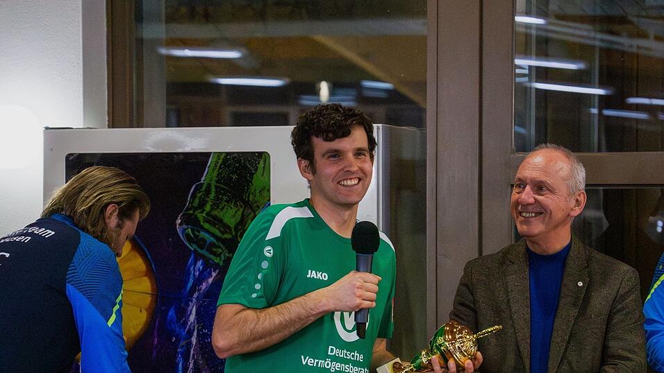Der Kapit&auml;n des Dream Teams, Roman Schweinitzer, nimmt den Pokal f&uuml;r den zweiten Platz entgegen.