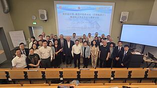 Experten aus China und Europa nahmen an dem 4. deutsch-chinesischen TCM-Forum zum Thema Diabetes mellitus teil. Unser Bild zeigt die Redner mit der gastgebenden Familie Staudinger und B&uuml;rgermeister Markus Hofmann.
