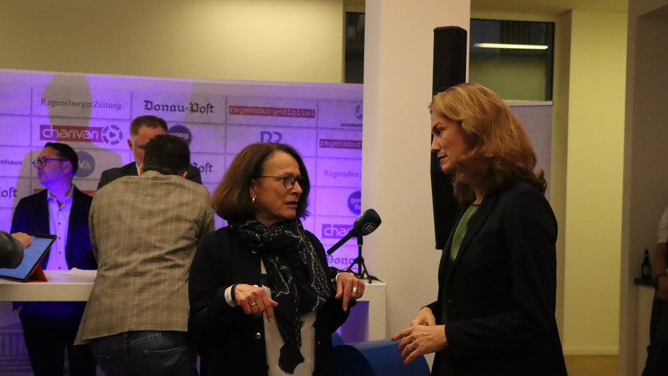 Landrätin Tanja Schweiger (Freie Wähler, rechts) unterhält sich mit Regensburgs Oberbürgermeisterin Gertrud Maltz-Schwarzfischer am Wahlabend. Landrätin Tanja Schweiger (Freie Wähler, rechts) unterhält sich mit Regensburgs Oberbürgermeisterin Gertrud Maltz-Schwarzfischer am Wahlabend.