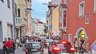 In der Straße Am Brixener Hof blockierten sich Autos und Besucher beim Jazzweekend gegenseitig.