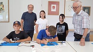Unter fachkundiger Anleitung bastelten die Ferienkinder eine Schaltung mit buntem Lauflicht.