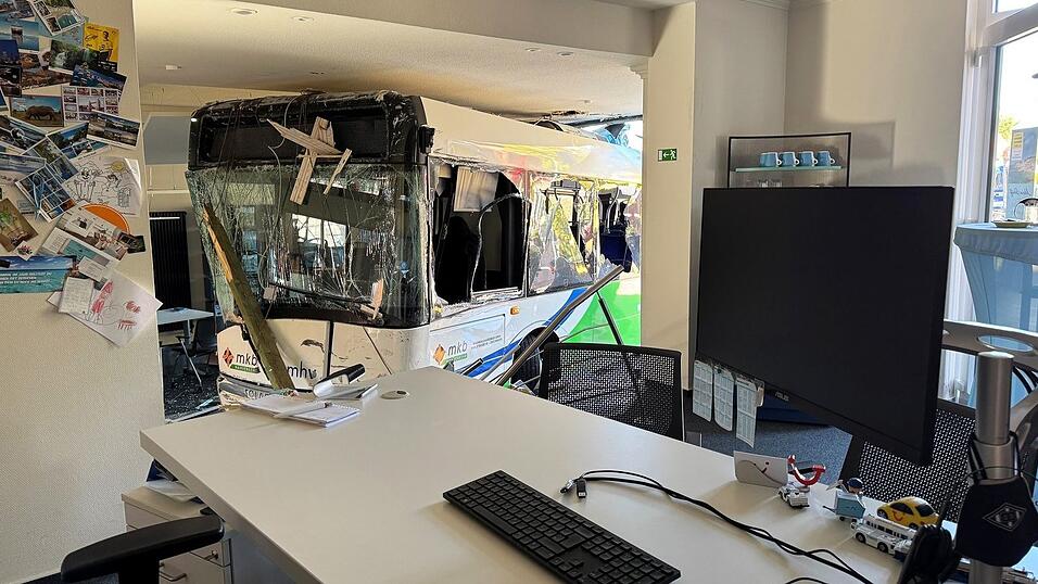 Der Bus war laut Polizei bis auf den Fahrer unbesetzt.