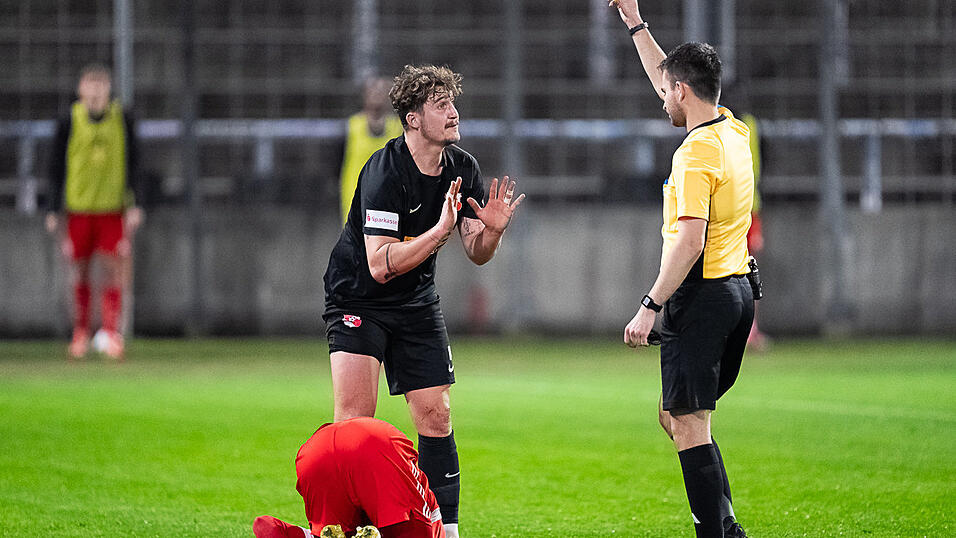 Oft einen Schritt zu sp&auml;t ist die SpVgg Hankofen gegen die zweite Mannschaft der Bayern. So etwa hier Andreas Wagner (in Schwarz), der aufgrund eines Foulspiels die gelbe Karte sieht.