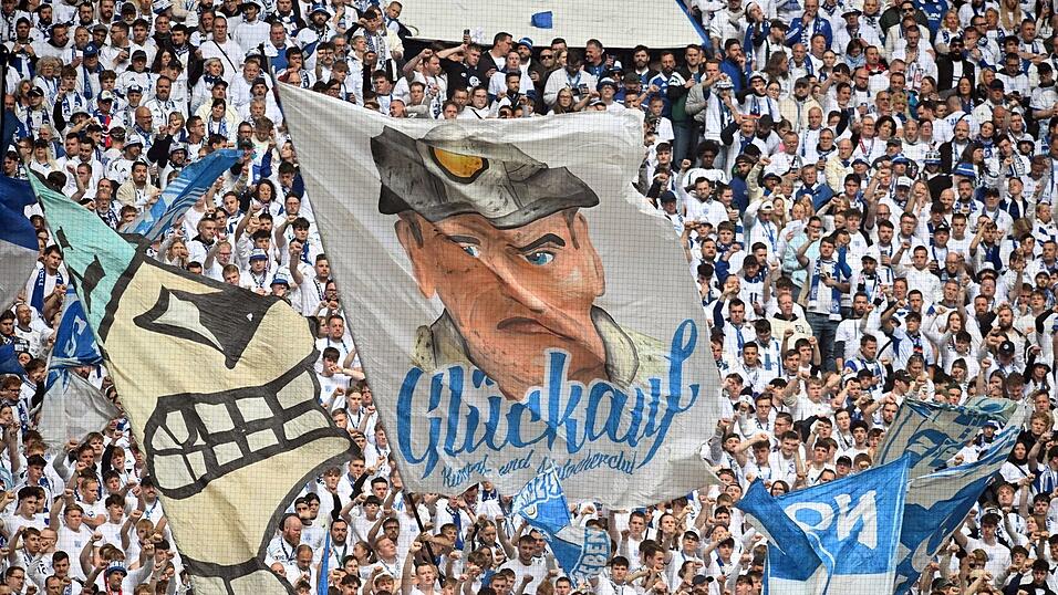 Die Schalker Fans fiebern dem Bundesligastart entgegen. (Archivbild) Die Schalker Fans fiebern dem Bundesligastart entgegen. (Archivbild)