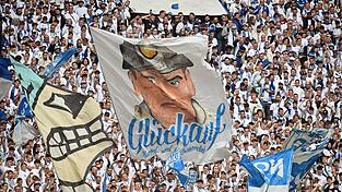 Die Schalker Fans fiebern dem Bundesligastart entgegen. (Archivbild) Die Schalker Fans fiebern dem Bundesligastart entgegen. (Archivbild)