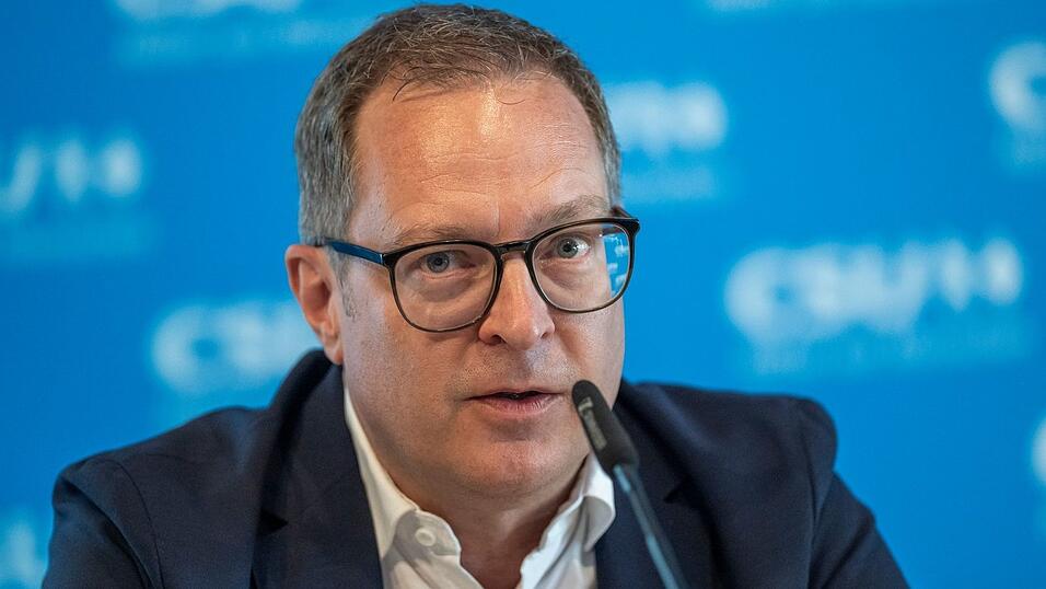 CSU-Generalsekretär Huber poltert seit Tagen gegen die Sondierungen von SPD, Grünen und Linkspartei in Berlin. Jetzt fordert er den sofortigen Abbruch. (Archivbild) CSU-Generalsekretär Huber poltert seit Tagen gegen die Sondierungen von SPD, Grünen und Linkspartei in Berlin. Jetzt fordert er den sofortigen Abbruch. (Archivbild)