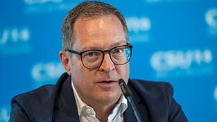 CSU-Generalsekretär Huber poltert seit Tagen gegen die Sondierungen von SPD, Grünen und Linkspartei in Berlin. Jetzt fordert er den sofortigen Abbruch. (Archivbild) CSU-Generalsekretär Huber poltert seit Tagen gegen die Sondierungen von SPD, Grünen und Linkspartei in Berlin. Jetzt fordert er den sofortigen Abbruch. (Archivbild)