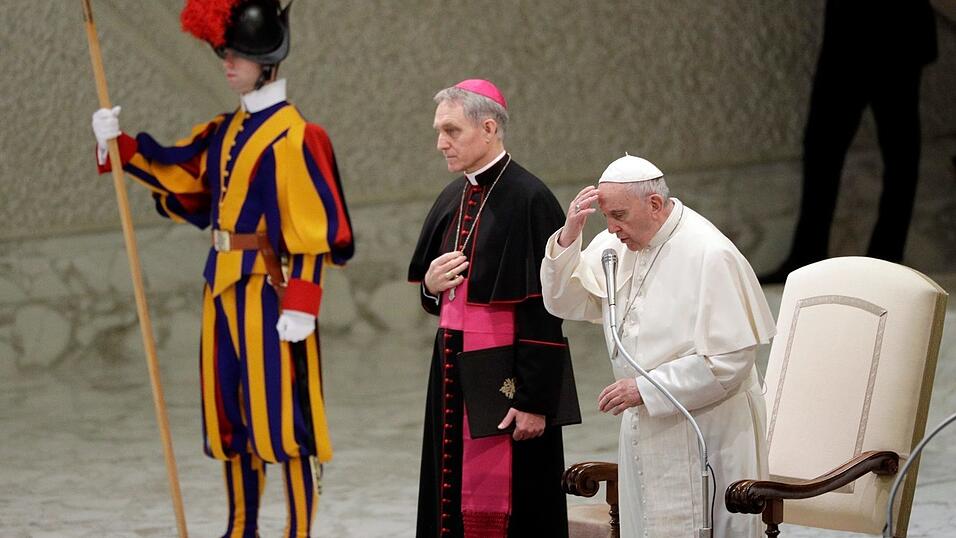 Ein Schweizergardist kommt ganz dicht ran an den Papst sowie an die m&auml;chtigsten Politiker der Welt. Dabei muss er regungslos und still sein.