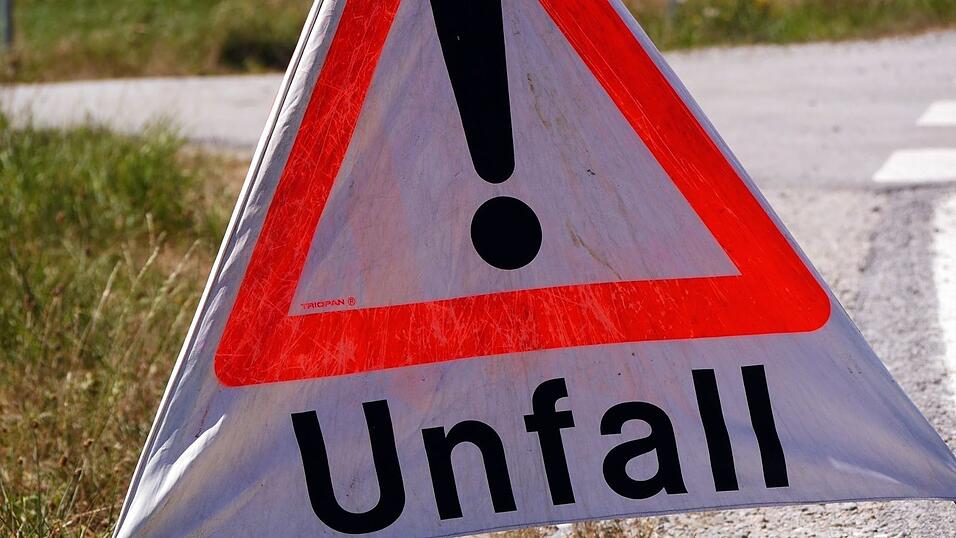 Nahe Straßkirchen kam es am Mittwoch zu einem Unfall mit mehreren Fahrzeugen (Symbolbild). Nahe Straßkirchen kam es am Mittwoch zu einem Unfall mit mehreren Fahrzeugen (Symbolbild).