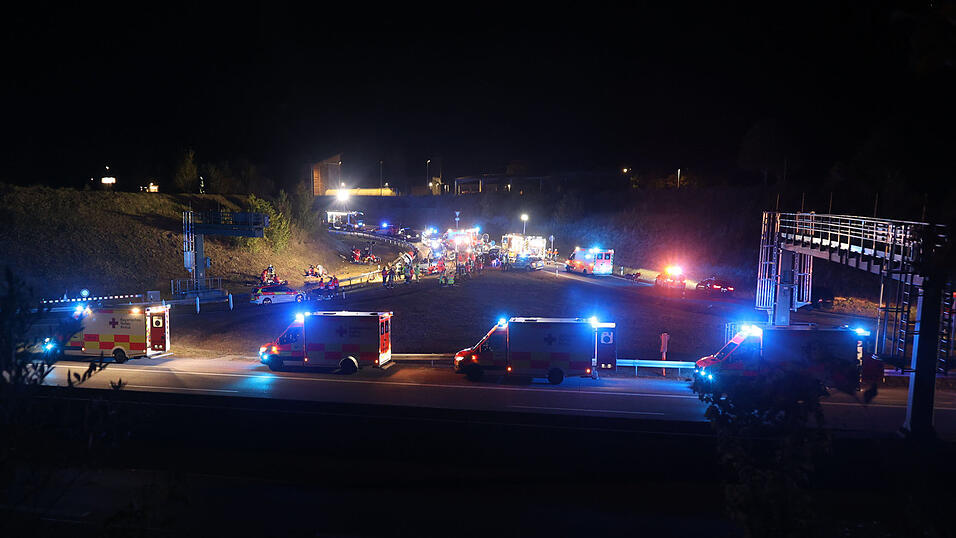 Bei dem Unfall in der Nacht zum Freitag im Landkreis Mühldorf am Inn sind mehrere Menschen ums Leben gekommen.