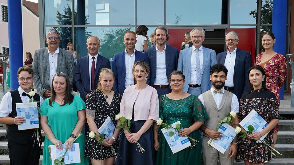 Die mit dem Staatspreis ausgezeichneten Sch&uuml;ler stellten sich gemeinsam mit den Ehreng&auml;sten zum Foto auf.