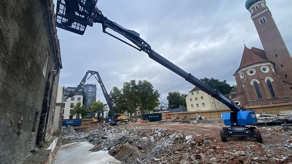 Ein gro&szlig;es Eck vom Woolworth-Geb&auml;ude ist weg: So sieht es am Freitagvormittag am Steiner-Thor-Platz aus.