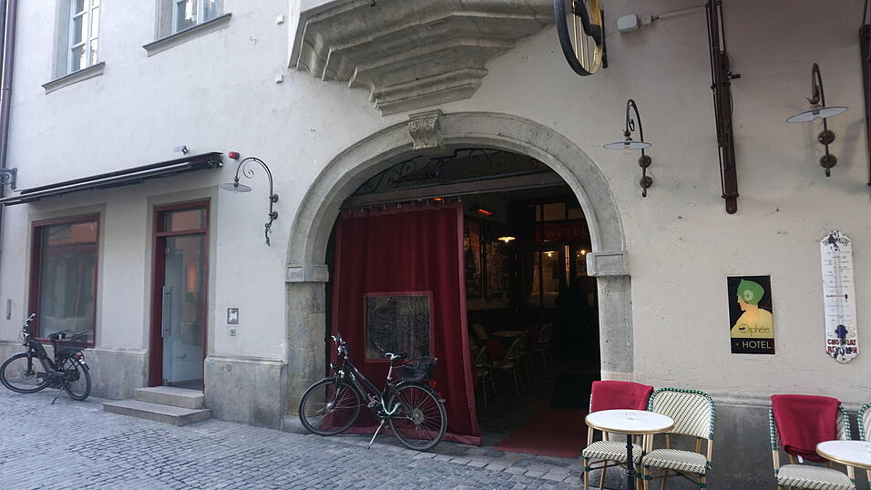 Das Hotel und Lokal Orph&eacute;e &uuml;bernimmt die leerstehenden Ladenr&auml;umlichkeiten (links im Bild).