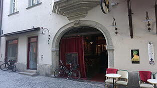 Das Hotel und Lokal Orph&eacute;e &uuml;bernimmt die leerstehenden Ladenr&auml;umlichkeiten (links im Bild).