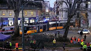 Die voll besetzte Straßenbahn war an einer Kreuzung entgleist, sie kam erst im Eingangsbereich eines Restaurants zum Stehen. Die voll besetzte Straßenbahn war an einer Kreuzung entgleist, sie kam erst im Eingangsbereich eines Restaurants zum Stehen.