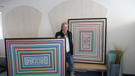 Sie sehen aus wie indische Teppiche, sind aber Acryl-Gem&auml;lde von der K&uuml;nstlerin Annette Mittermeier.