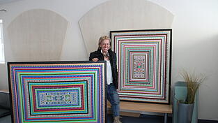 Sie sehen aus wie indische Teppiche, sind aber Acryl-Gem&auml;lde von der K&uuml;nstlerin Annette Mittermeier.