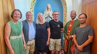 Beate Kirschner-Schraufnagl (v. l.), Eduard Moosauer, Romy Hanauer, Rudi Hahn, Pater Joshy, und Stefan Pirkl vor der Lourdes-Nische