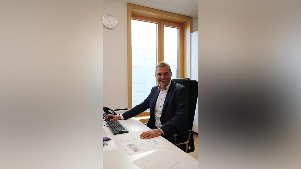 Stefan Ramsauer ist neuer Schulleiter am Robert-Koch-Gymnasium in Deggendorf und hat damit erstmals die Gesamtverantwortung als Chef inne. Stefan Ramsauer ist neuer Schulleiter am Robert-Koch-Gymnasium in Deggendorf und hat damit erstmals die Gesamtverantwortung als Chef inne.