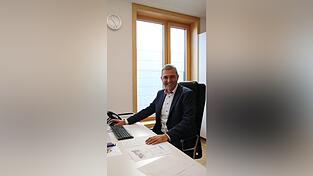 Stefan Ramsauer ist neuer Schulleiter am Robert-Koch-Gymnasium in Deggendorf und hat damit erstmals die Gesamtverantwortung als Chef inne. Stefan Ramsauer ist neuer Schulleiter am Robert-Koch-Gymnasium in Deggendorf und hat damit erstmals die Gesamtverantwortung als Chef inne.