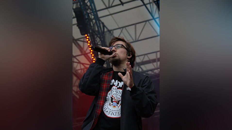 Prinz Pi brachte am Samstag auf dem Pfingst-Open-Air während seines Auftrittes die Menge zum Toben. (Foto: seg) Prinz Pi brachte am Samstag auf dem Pfingst-Open-Air während seines Auftrittes die Menge zum Toben. (Foto: seg)