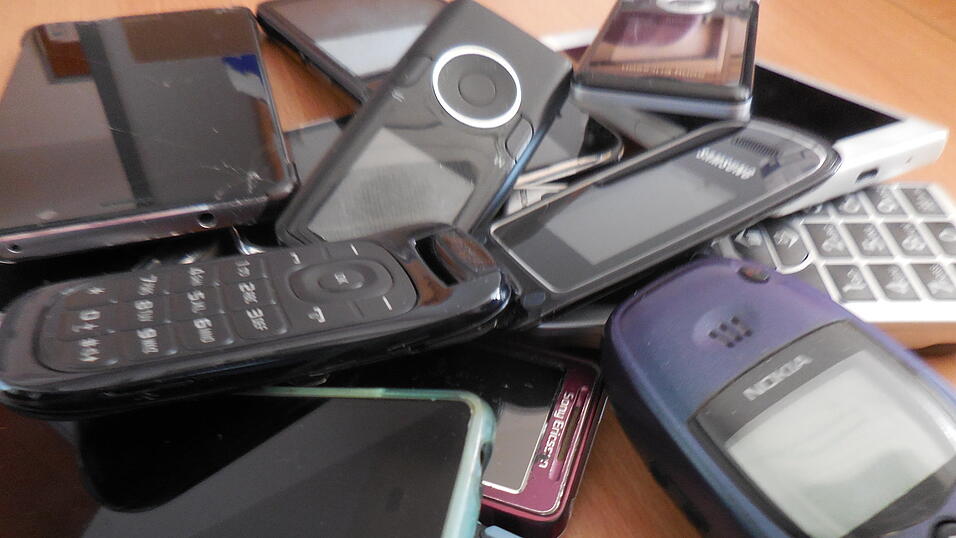 Ein Teil der gesammelten Handys, die an zur weiteren Verarbeitung an die Mobile Box geschickt worden sind.