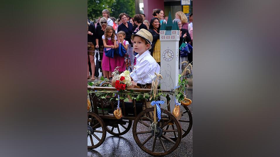 Zahlreiche Musik- und Trachtengruppen zogen nach dreij&auml;hriger Pause am Freitagabend zum Festplatz Am Hagen.
