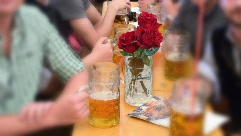 Einmal hat ihm ein Betrunkener drei Rosen in die Wasser-Mass gestellt, erzählt Markus. Sowas trinke man nicht am Volksfest. Markus hat darüber gelacht. (Symbolfoto/Fotomontage)