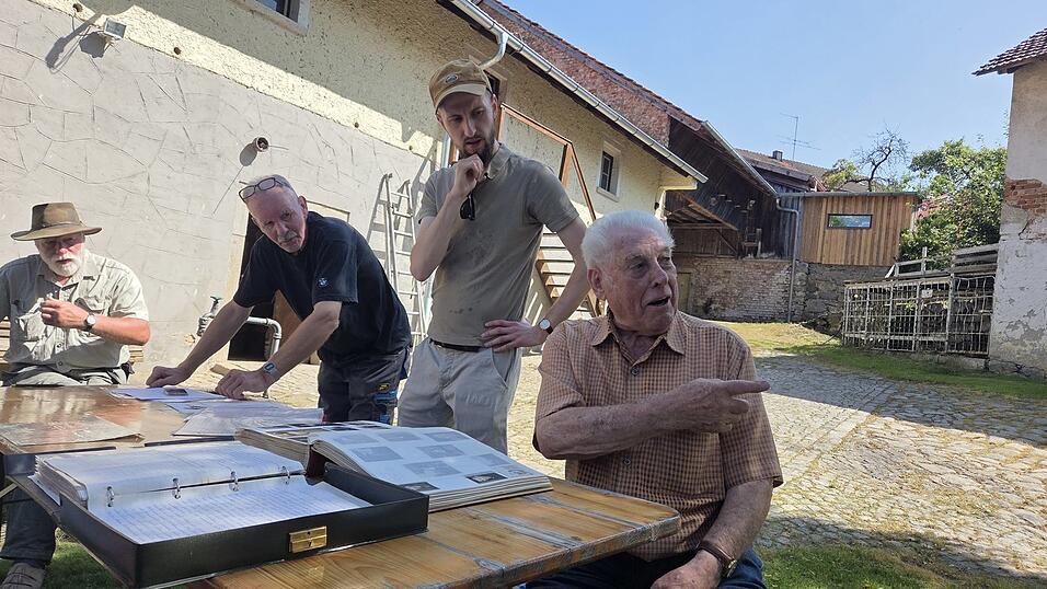 Karl-Joseph Kreutner (r.) konnte als Zeitzeuge von den Geschehnissen auf dem Hof berichten.